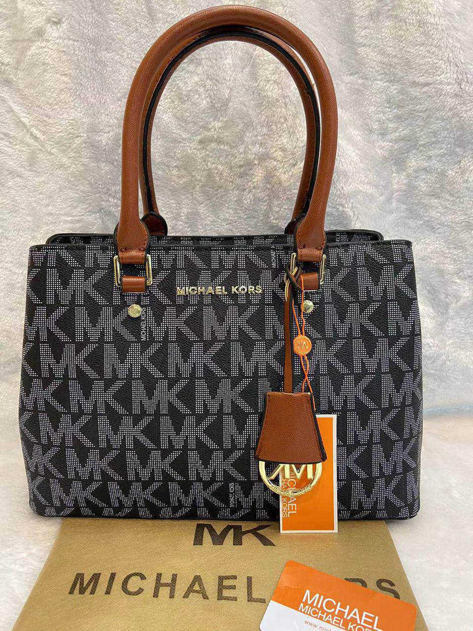 MK
90 dhs✅
size 32×14×22cm
Zain42
♥️♥️♥️