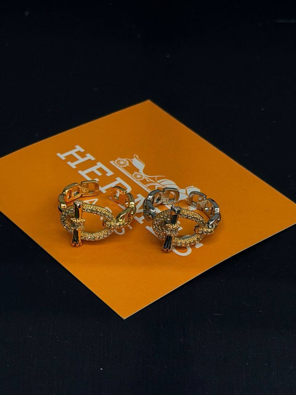Hermes ❤️🔥*
Bangle 🍁
Ring free size
good quality 💯
With normal boxes 🗃️
55 dhs💓
Zain216
♥️♥️♥️
