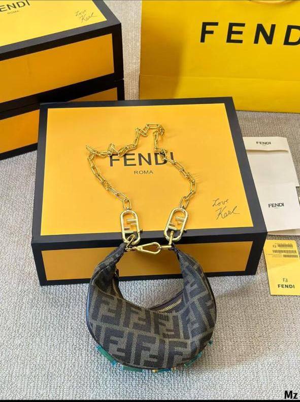 Fendi graphy mini
Master quality
18cm
with box
🎁🎁🎁
240 dhs❤️
Zain95
♥️♥️♥️