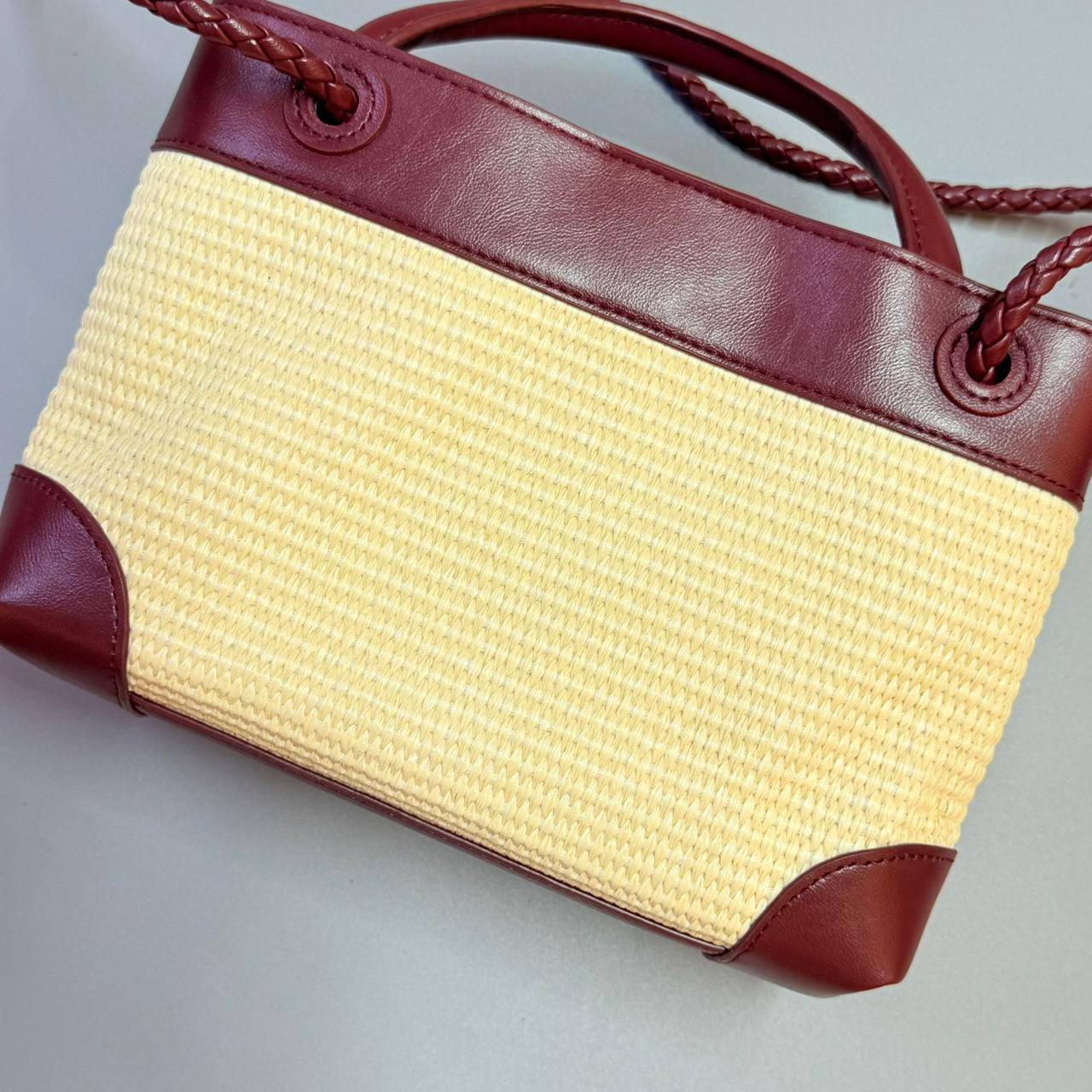 BOTTEGA VENETA
NEW CAME GOOD QUALITY
WITH BOX
🎁🎁🎁
115 dhs🪙🖤
SIZE: 25cm
Zain39
♥️♥️♥️