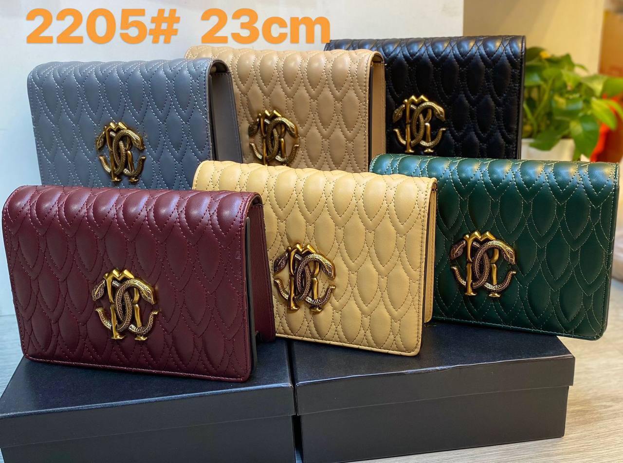 Roberto cavalli
new arrival
Good quality.”
•With Box.📦
🎁🎁🎁
•23cm
90 dhs💓
Zain107