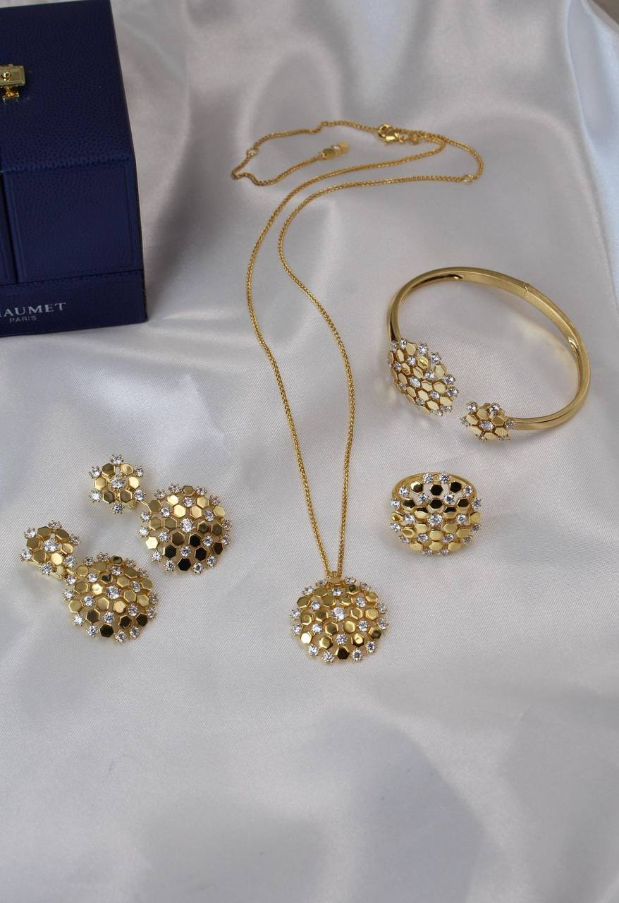 CHAUMET 🤍💙
* ↗️ *Super Master Quality
* BEE DE CHAUMET Full Set
* PENDANT , EARINGS
* BANGLE with RING
Full Set
*360 dhs💓* with *Normal* Box & Bag
*445 dhs💓* with *Orignal* Packaging 🎁
Zain106
♥️♥️♥️