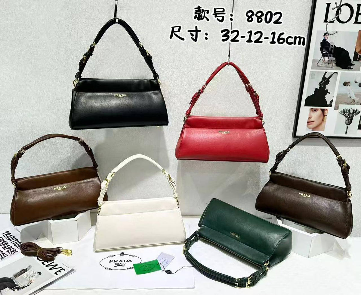 Prada
Size 32cm
100 dhs🇦🇪🇦🇪
Zain44
♥️♥️♥️