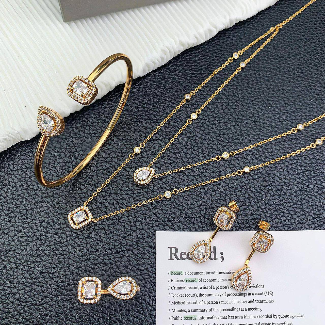 MESSIKA MASTER✨💫
NECKLACE BANGLE
EARRING RING
170 DHS🇦🇪
WITH BOX AND PAPER BAG🛍️🎁
Zain89
♥️♥️♥️