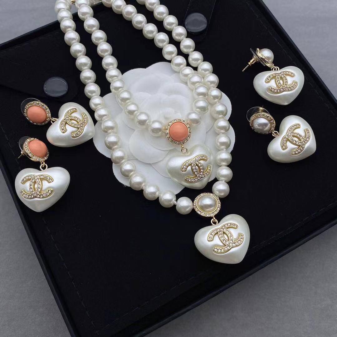 Chanel Set
140 dhs🪙🖤
Necklace Earrings
Zain89
♥️♥️♥️
