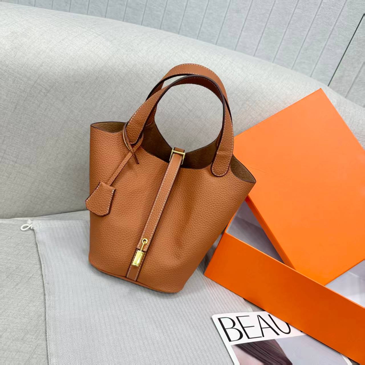 HERMES
WITH BOX
120 dhs🇦🇪🇦🇪
size 15CM
Zain175
♥️♥️♥️