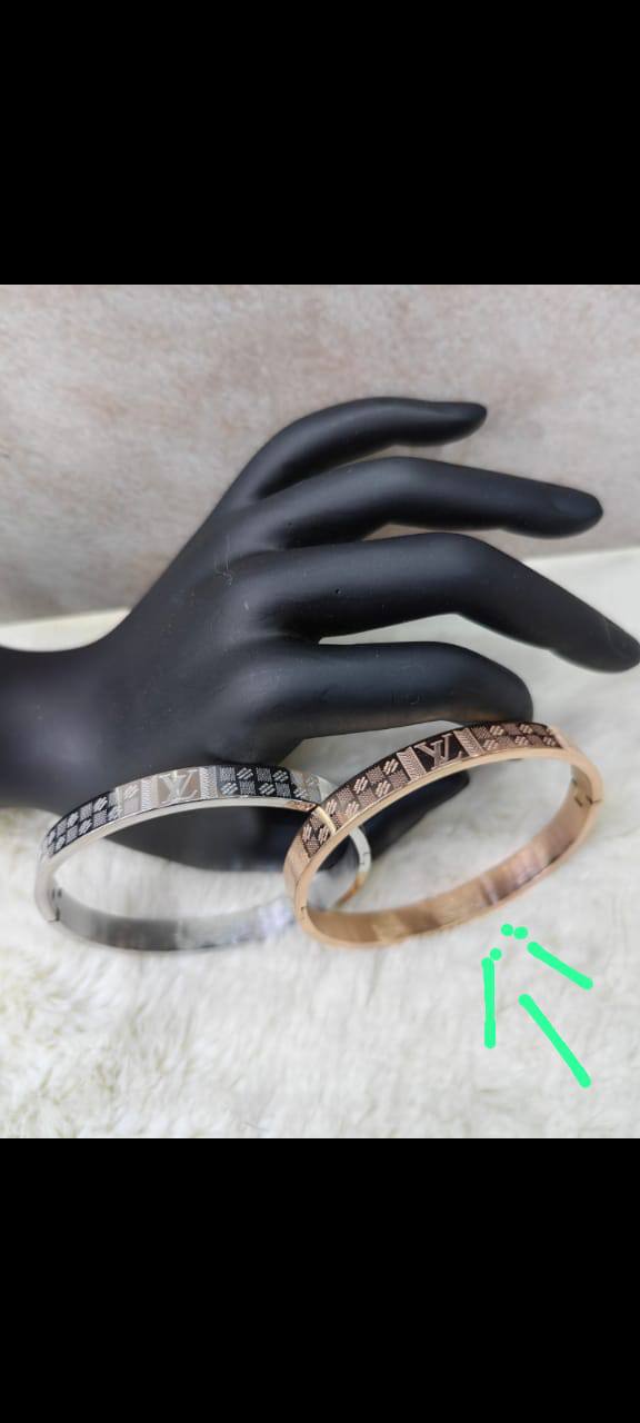 Cartier Set
55 dhs✅
Zain25
♥️♥️♥️