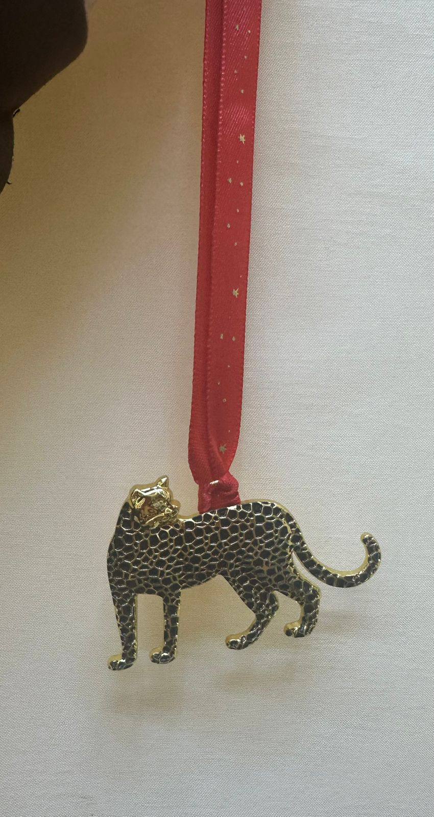 New arrival
Cartier leopard car hanger / Accessory
💓dhs 40 / without box
💓dhs 45 / with Cartier box and paperbag
Zain243
♥️♥️♥️