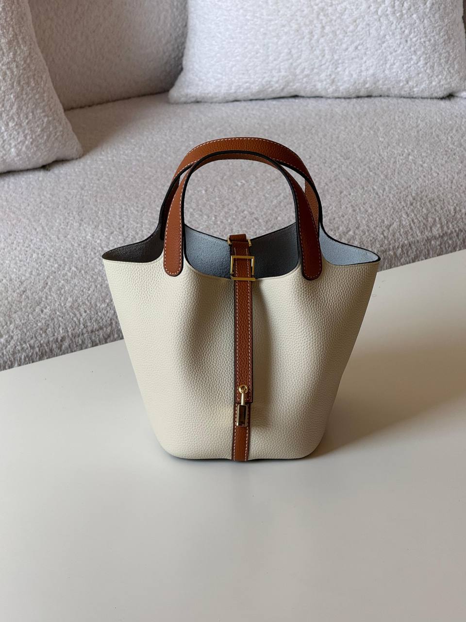 Hermes picotin 18cm💕master quality😍
with box❤️
🎁🎁🎁
420 dhs🪙💚
Zain52
♥️♥️♥️