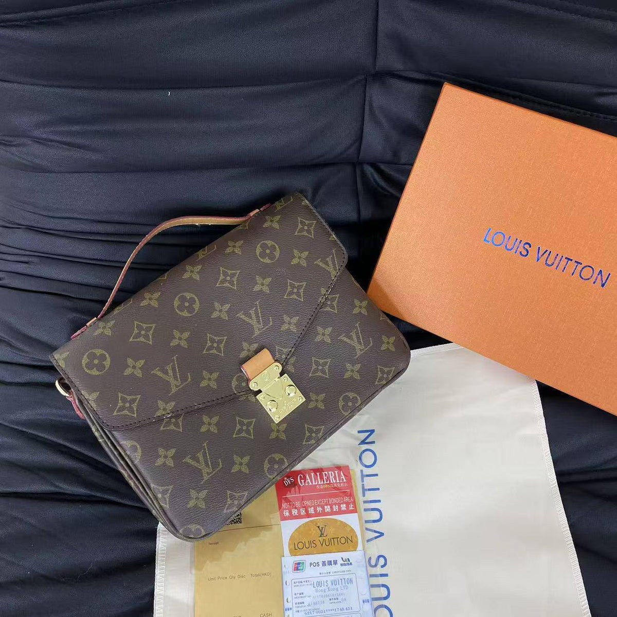 LV
25*19*8 cm
With box
95 dhs🇦🇪🇦🇪
Zain17
♥️♥️♥️