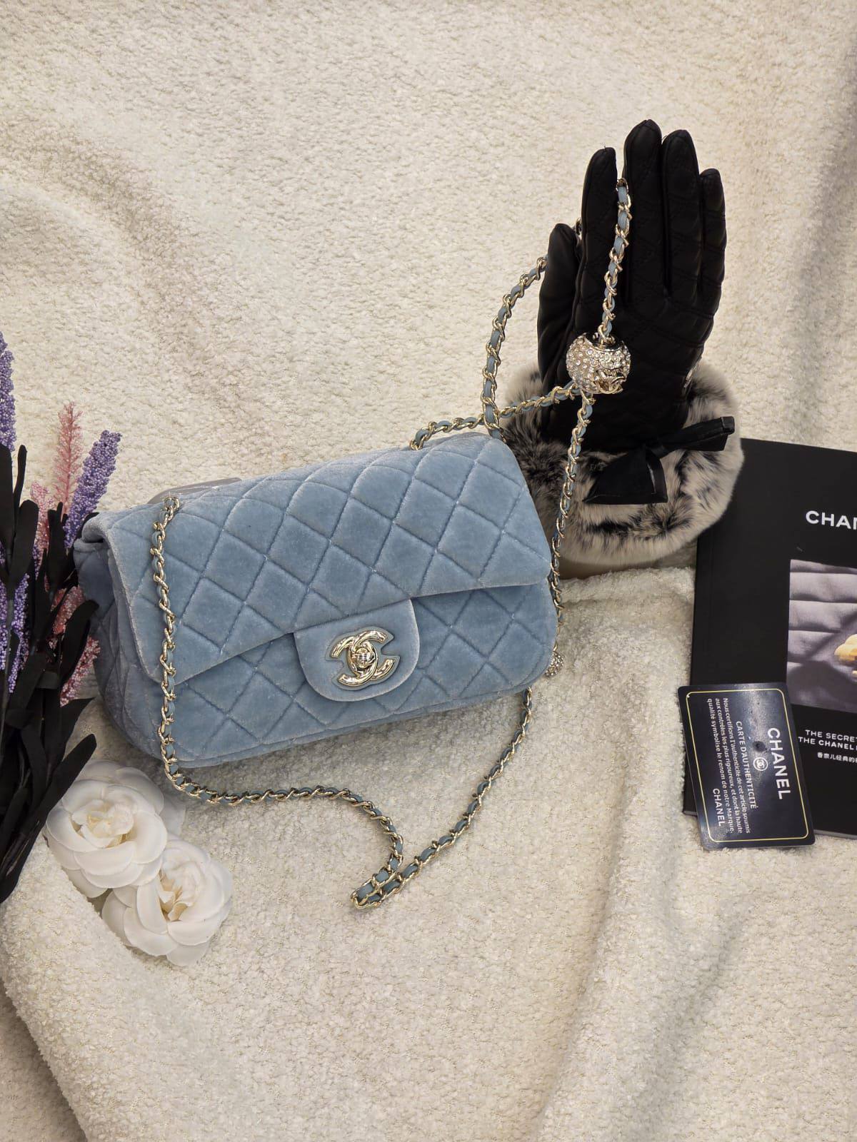Chanel
21. 20. Cm.
With. Nice. Backing.
230 dhs❤️
Zain131
♥️♥️♥️