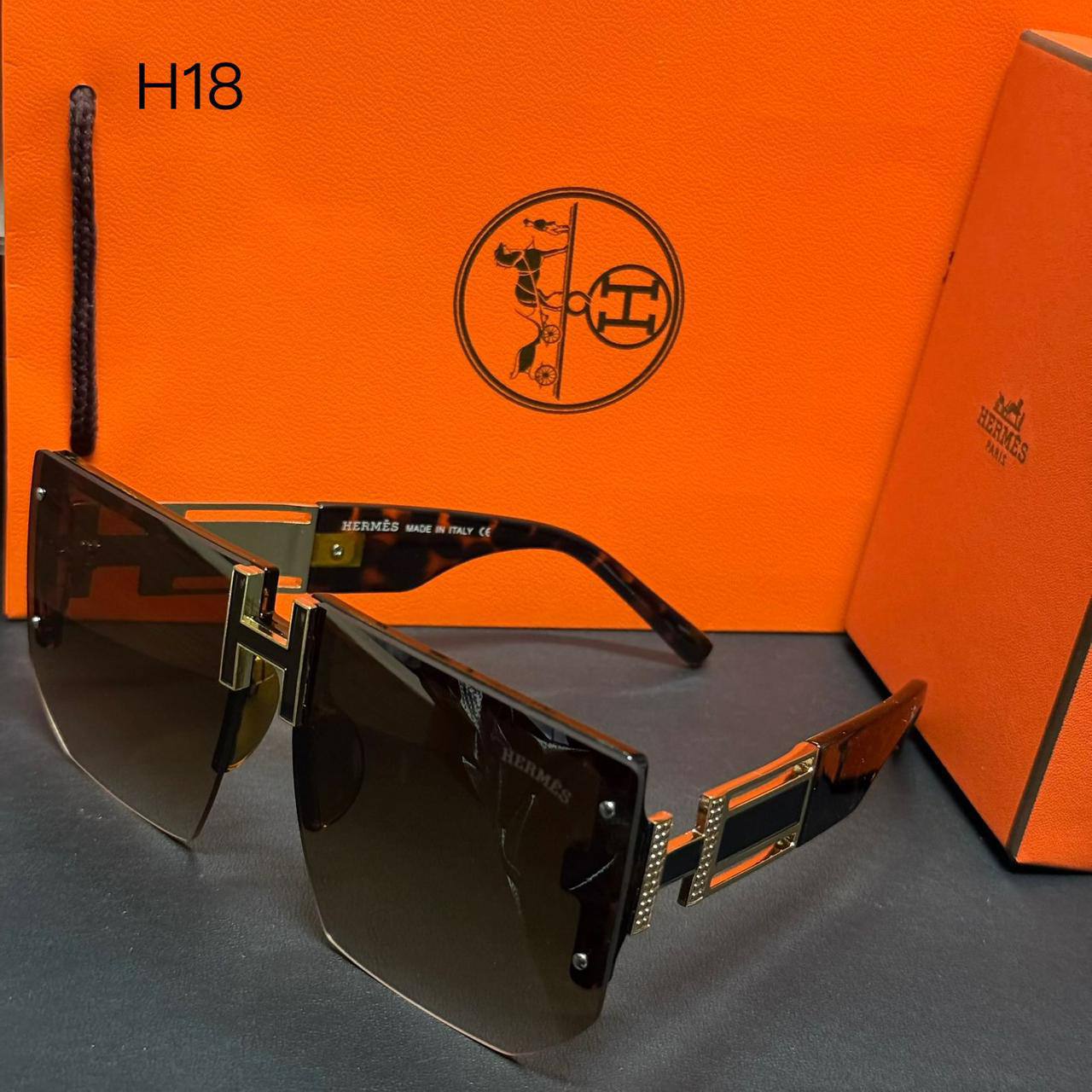Hermes ❤️🔥*
Sunglasses 🕶️
Copy one❣️
good quality 💯
With master box 🗃️
50 dhs❤️
Zain216
♥️♥️♥️