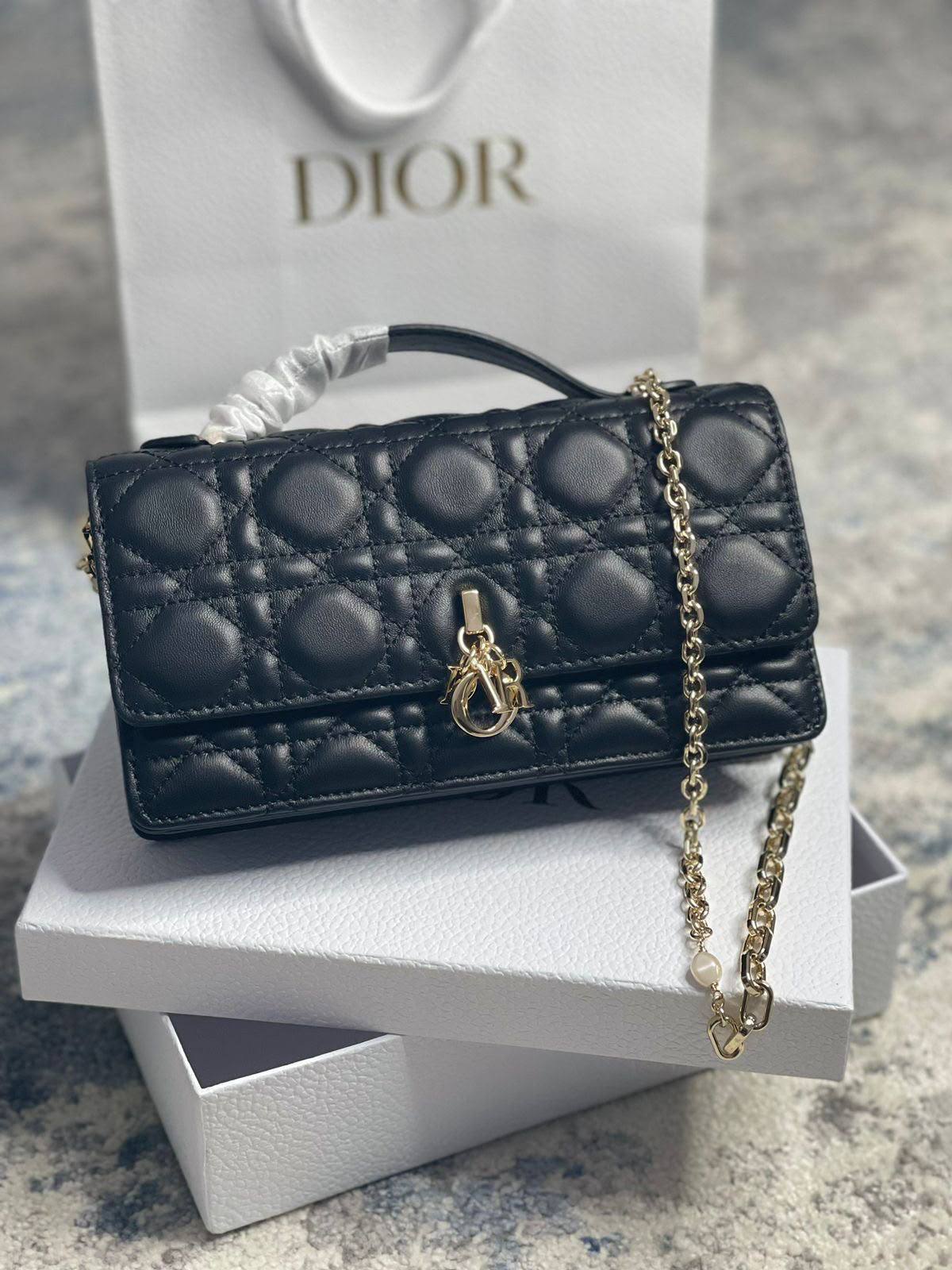 Dior
95 dhs🇦🇪🇦🇪
With box
22 cm
Zain219
♥️♥️♥️