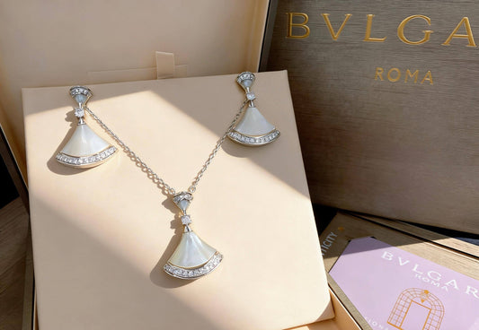 BVLGARI SET
MASTER
NECKLACE EARRINGS
125 dhs🇦🇪🇦🇪
WITH BOX AND PAPER BAG🎁🛍️
Zain89
♥️♥️♥️