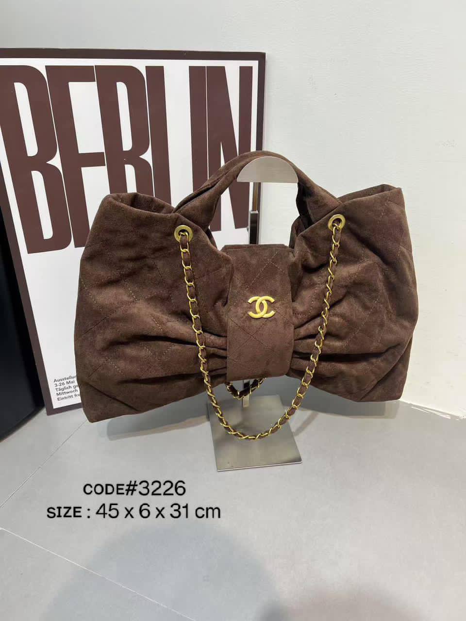 CHANEL ʙᴏᴡ ʙᴀɢ
ᴛᴏᴛᴇ sʜᴏᴜʟᴅᴇʀ ʙᴀɢ
sᴜᴀᴅᴇ, ᴅᴇɴɪᴍ, ʟᴀᴍʙsᴋɪɴ ᴍᴀᴛᴇʀɪᴀʟ
ɢᴏʟᴅ ʜᴀʀᴅᴡᴀʀᴇ
ᴄʜᴀɪɴ ʙᴇʟᴛ sᴛʀᴀᴘ
sɪᴢᴇ: 45 cm
80 dhs🪙🌨️
Zain31
♥️♥️♥️
