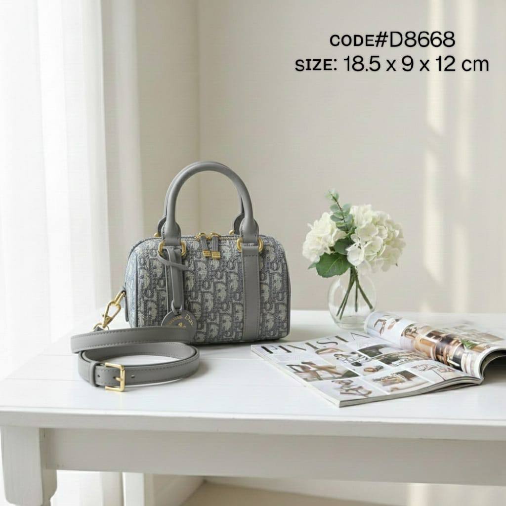 CHRISTIAN DIOR
ɢʀᴏᴏᴠᴇ 20 ᴛᴏᴘ ʜᴀɴᴅʟᴇ
ᴏʙʟɪǫᴜᴇ ᴊᴀᴄǫᴜᴀʀᴅ ᴄᴀɴᴠᴀs
ᴡɪᴛʜ ʟᴏɴɢ ʙᴇʟᴛ sᴛʀᴀᴘ
ɢᴏʟᴅ ʜᴀʀᴅᴡᴀʀᴇ
ᴡɪᴛʜ ʟᴏɢᴏ ᴄʜᴀɪɴ sᴛᴀʀ
sɪᴢᴇ : 18.5 cm
ᴡɪᴛʜ BOX
🎁🎁🎁
95 dhs💓
Zain31
♥️♥️♥️