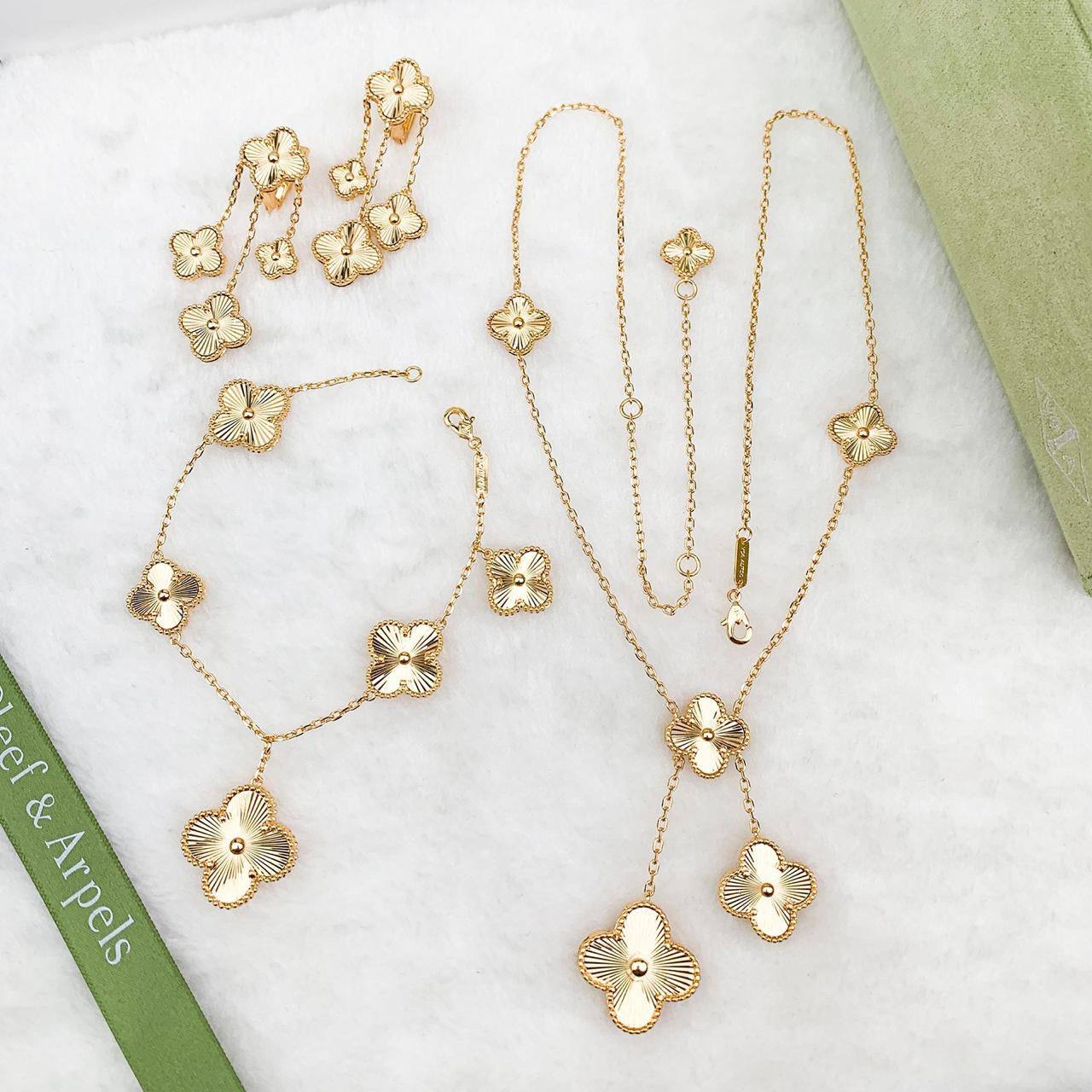 VCA Set
*NECKLACE 6 FLOWER*
*BRACELET 5 FLOWER*
*EARRING 4 FLOWER*
*230* _AED_ 💰
_*WITH*_
*Box And Paper Bag🛍️🎁
Zain89
♥️♥️♥️