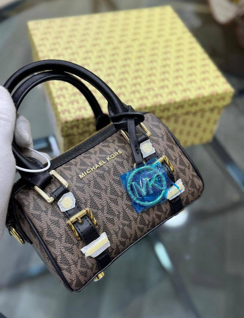 Mk
19cmx14cmx8cm
85 dhs✅
with box
🎁🎁🎁
Zain72
♥️♥️♥️