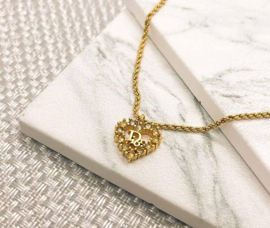 Dior ❤️🔥*
Necklace 🍁
Earring🌸
Master quality 💯
75 dhs❣️
With master box 📦
90 dhs❣️
Zain216
♥️♥️♥️