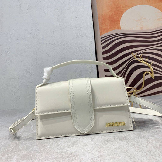 JACQUEMUS 
BIG SIZE NEW CAME GOOD QUALITY 
WITH BOX 
🎁🎁🎁
110 dhs🪙
SIZE: 24CM
Zain39
♥️♥️♥️