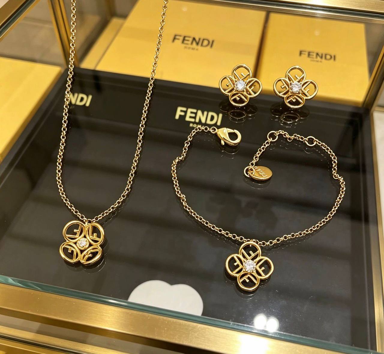 FENDI Set
120 dhs✅
Zain263
♥️♥️♥️