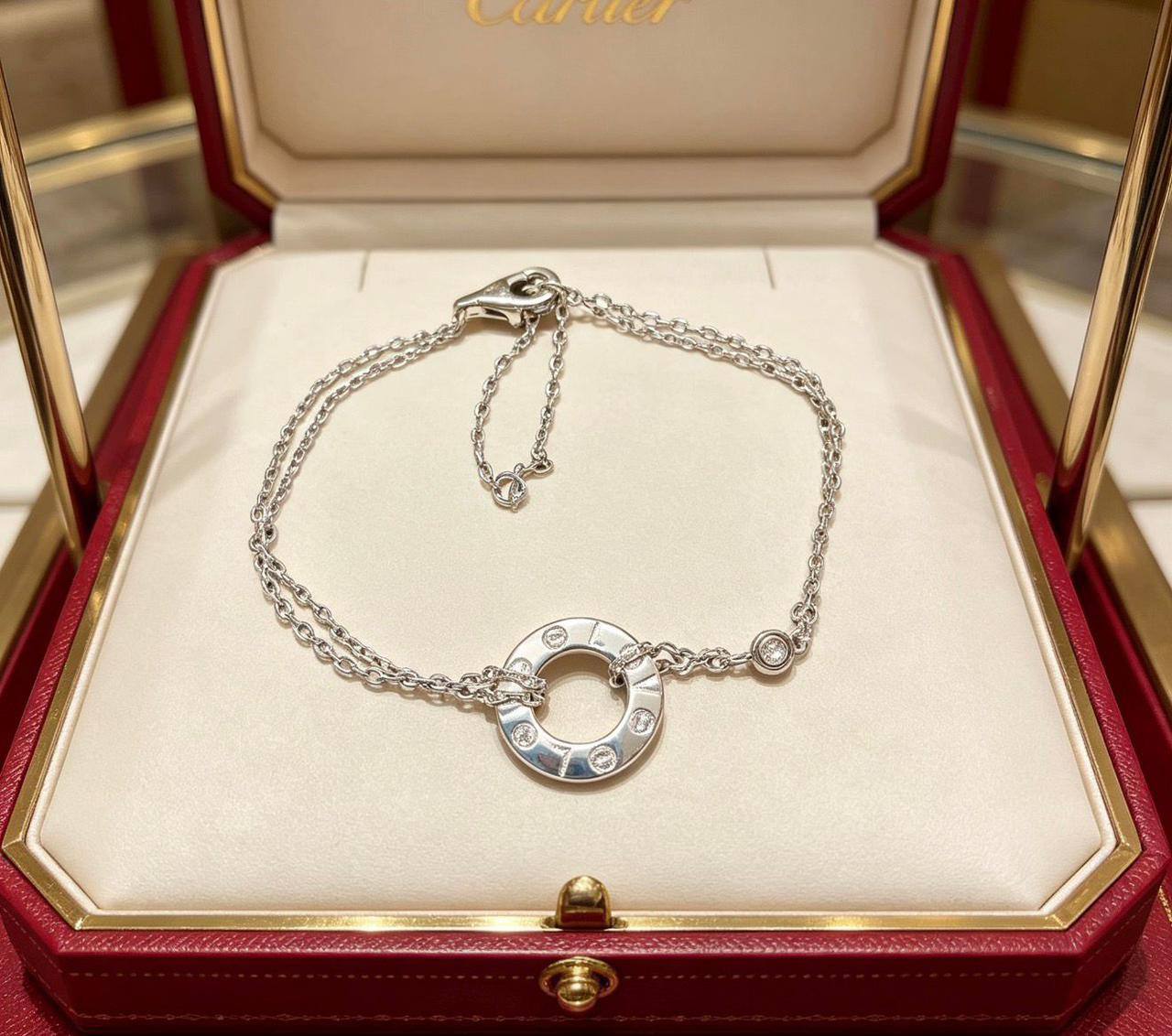 Cartier set* 💕
Necklace
Bracelet
Master quality 💐
*80* AED normal box 📦
Zain48
♥️♥️♥️