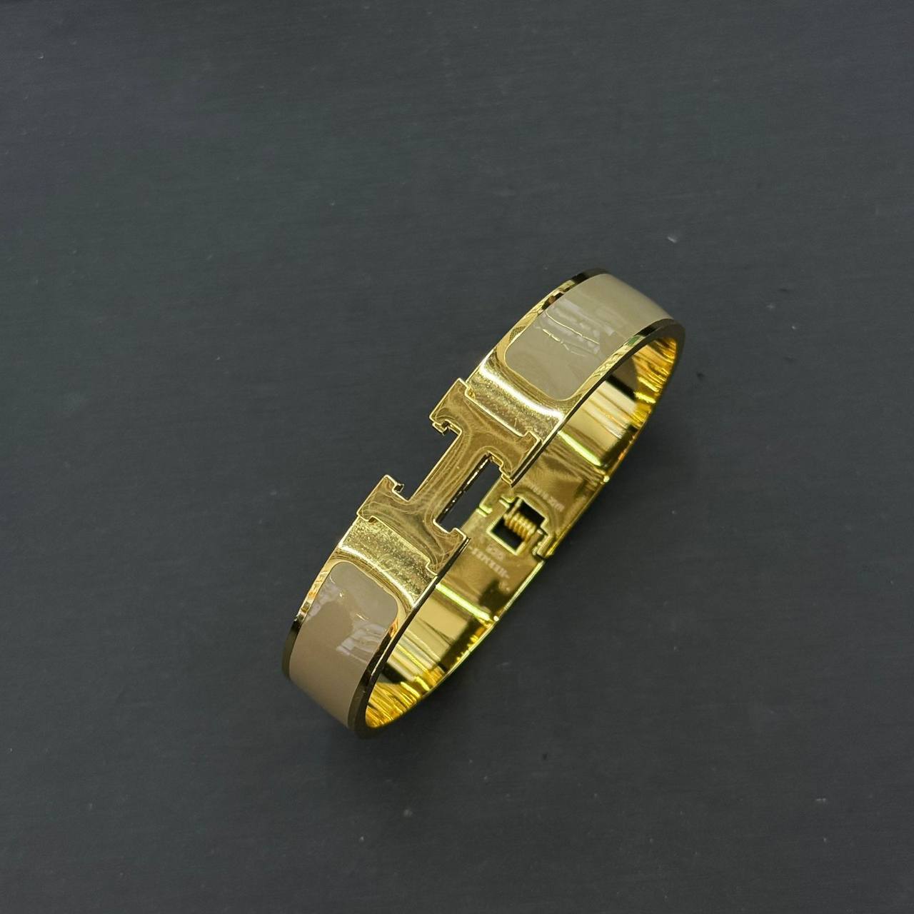 Hermes
Bangle
20 dhs🪙💕
Zain263
♥️♥️♥️