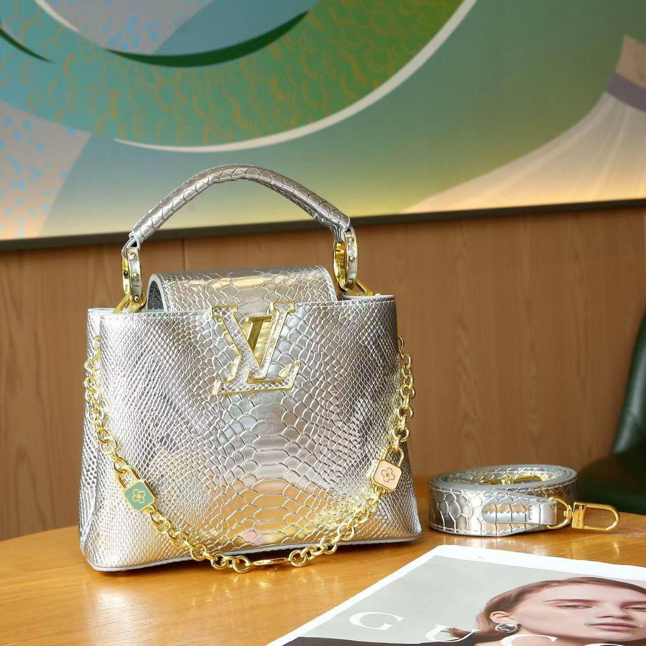 LV
High quality
Size 21cm
120 dhs💛
With box 📦
Zain70
♥️♥️♥️