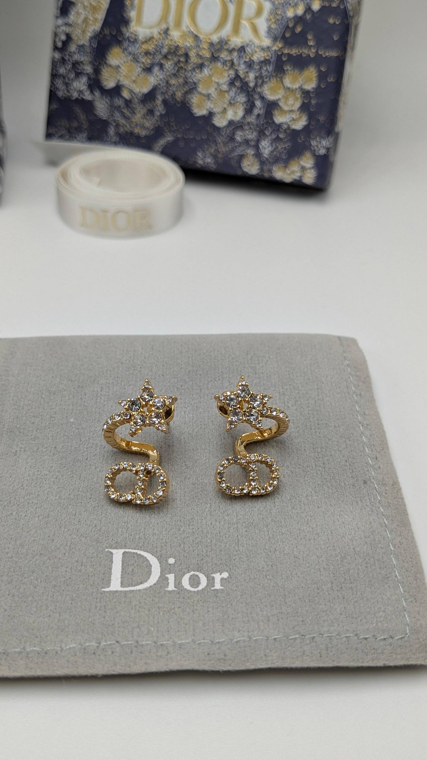 Dior Earring
75 dhs👑
Zain210
♥️♥️♥️