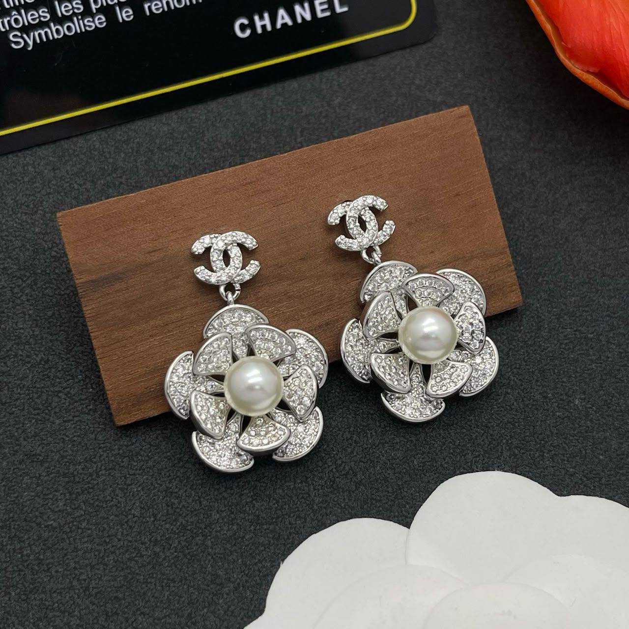 Chanel Earrings* 🍂
Master Quality
*55* AED normal box 📦
Zain48
♥️♥️♥️