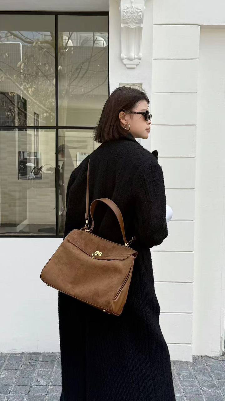 BALENCIAGA
HIGH QUALITY
140 dhs✅
Zain39
♥️♥️♥️