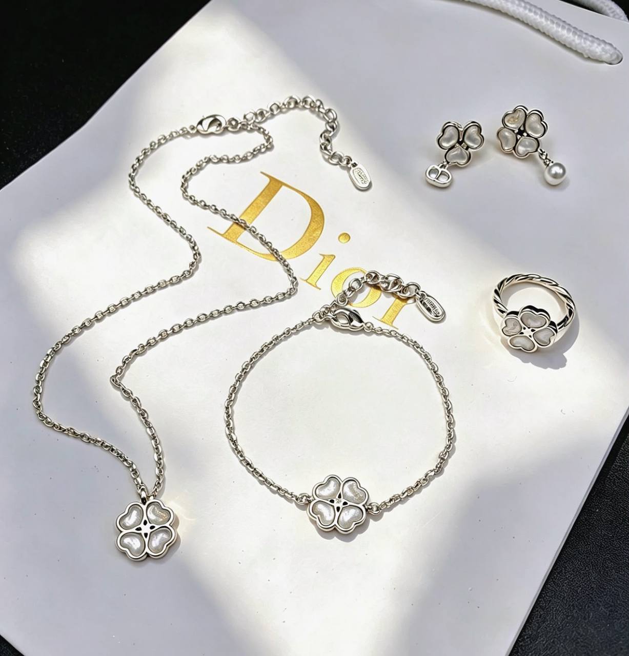 DIOR SET
MASTER💫✨
NECKLACE
BRACELET
EARRING
RING
190 DHS💓
WITH BOX AND PAPER BAG🎁🛍️
Zain80
♥️♥️♥️