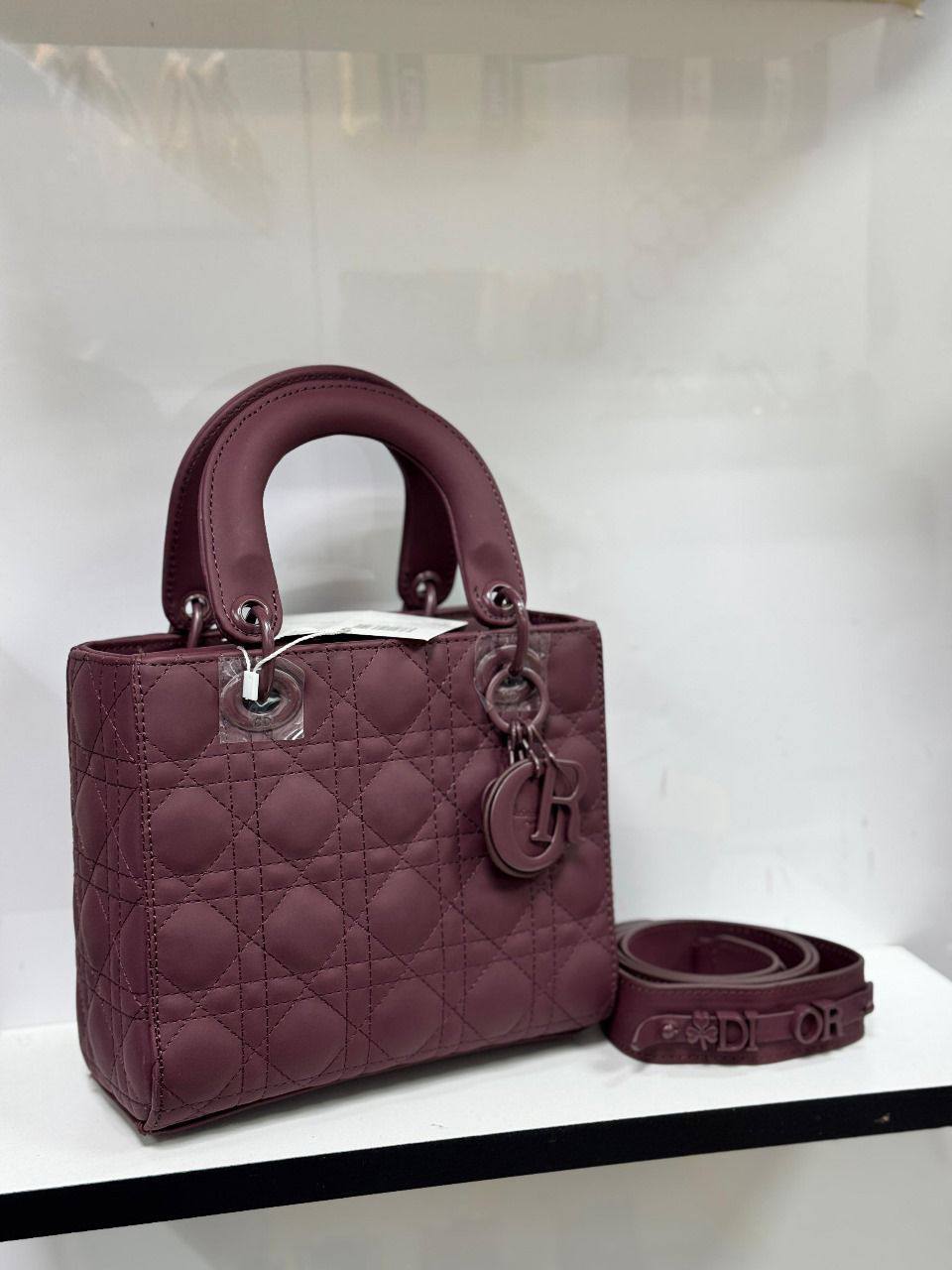 Dior
Best quality
with box’s
🎁🎁🎁
125 dhs✅
size 20 cm
Zain290
♥️♥️♥️