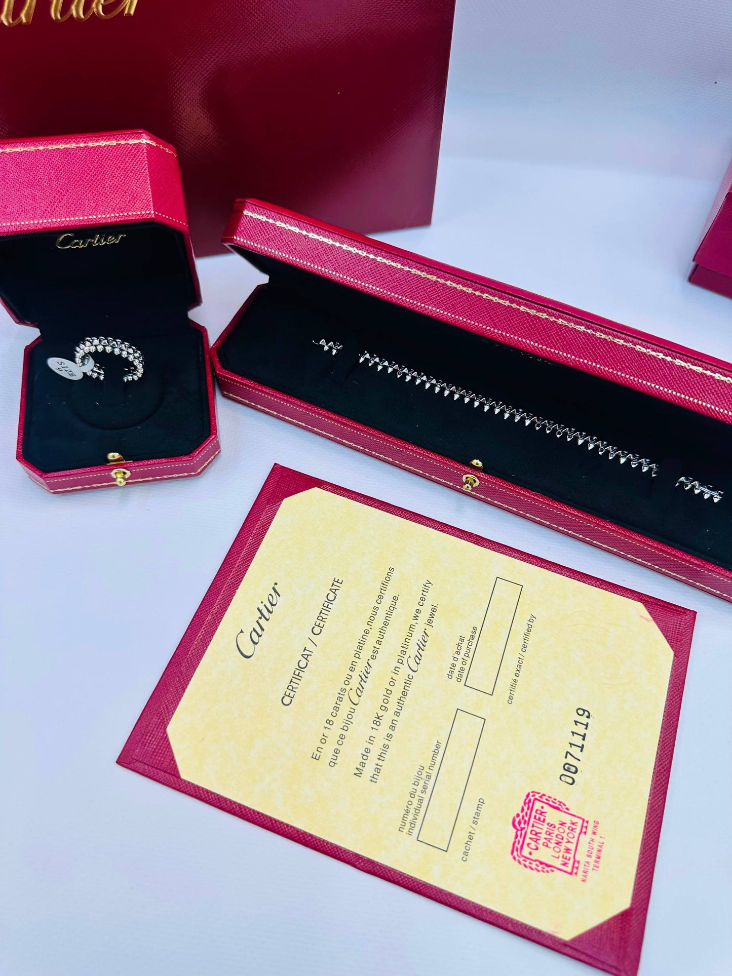 CARTIER SET❤️🔥*
Necklace 💥
Earring 🔥
Bracelet 🐦🔥
Ring 💍 available size 👇
6,7,8,9
With stone 🦋
With normal boxes 🗃️
340 dhs✅
With master box 📦
390 dhs✅
Zain216
♥️♥️♥️
