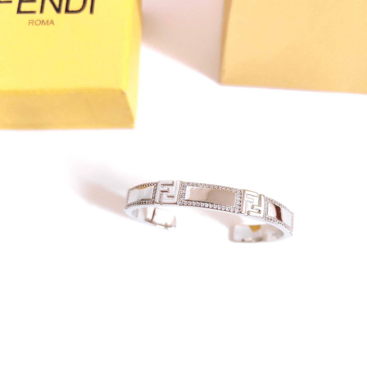 FENDI SET❤️🔥*
Necklace 🐦🔥
Earring❣️
Bangle 🦋
Master quality 💯
Ring 💍 size available
6,7,8,9
With normal boxes 📦
170 dhs🪙🌺
With master box 🗃️
180 dhs🪙🌺
Zain216
♥️♥️♥️