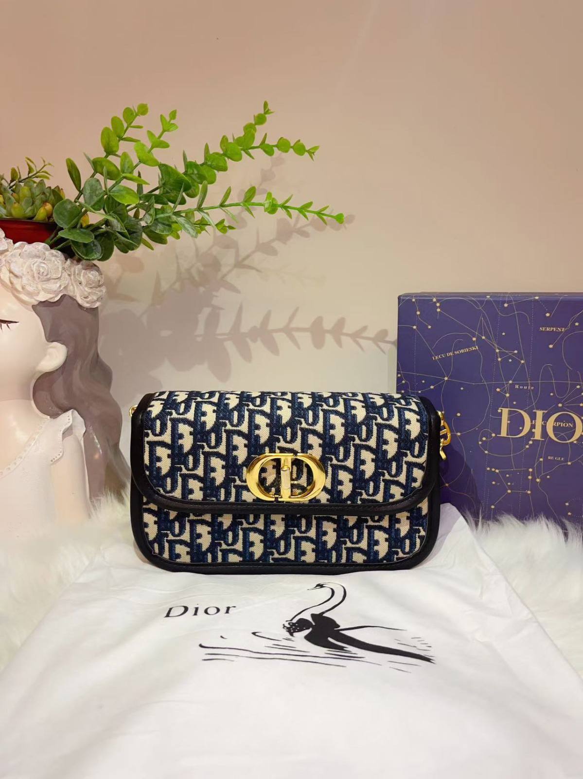 Dior
best quality
with box
95 dhs🇦🇪🇦🇪
size23CM
Zain290
♥️♥️♥️