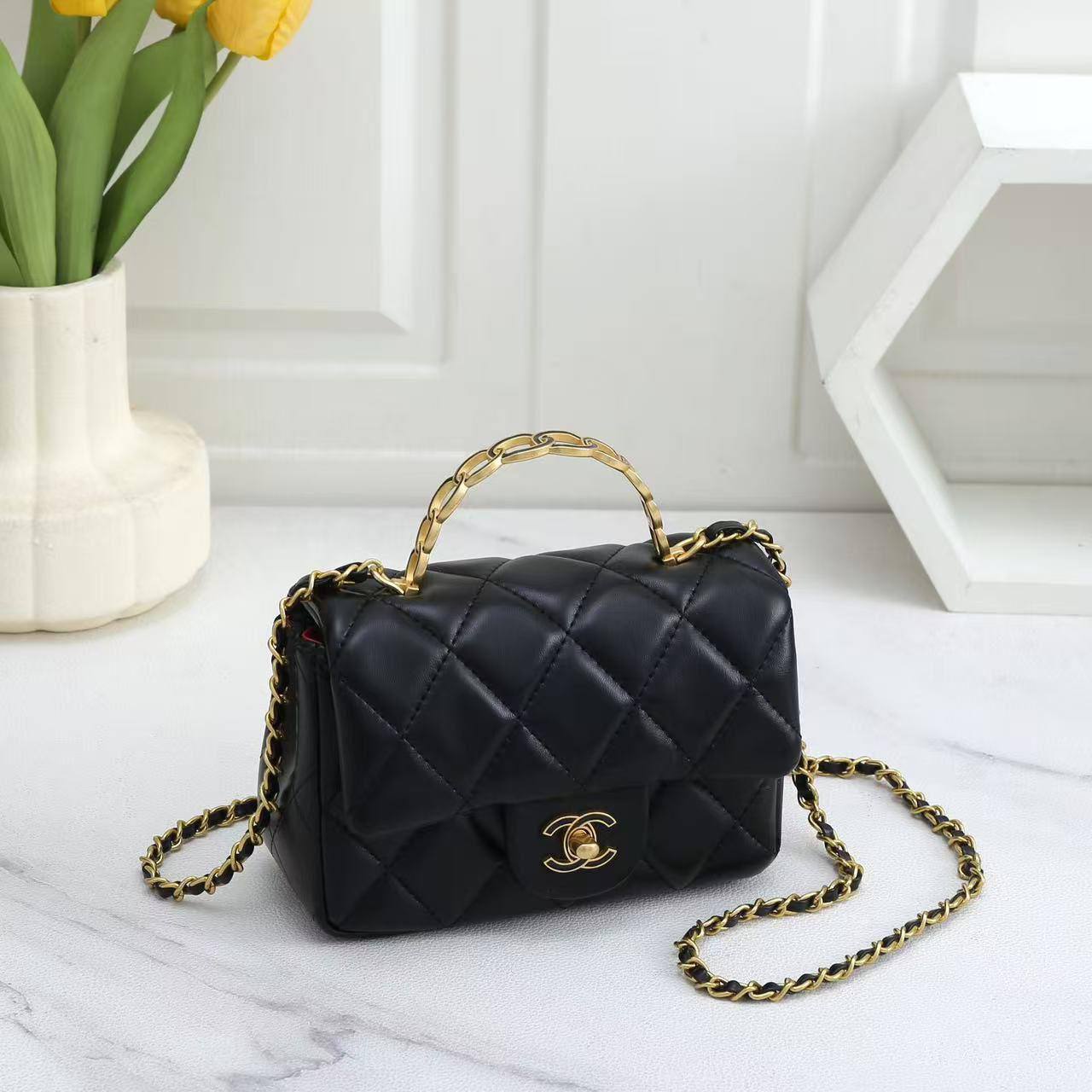💗 Chanel CF 23A
1️⃣ First quality +🎁
Size : 20 * 13 cm
90 dhs✅
with box 🎁
Zain115
♥️♥️♥️
