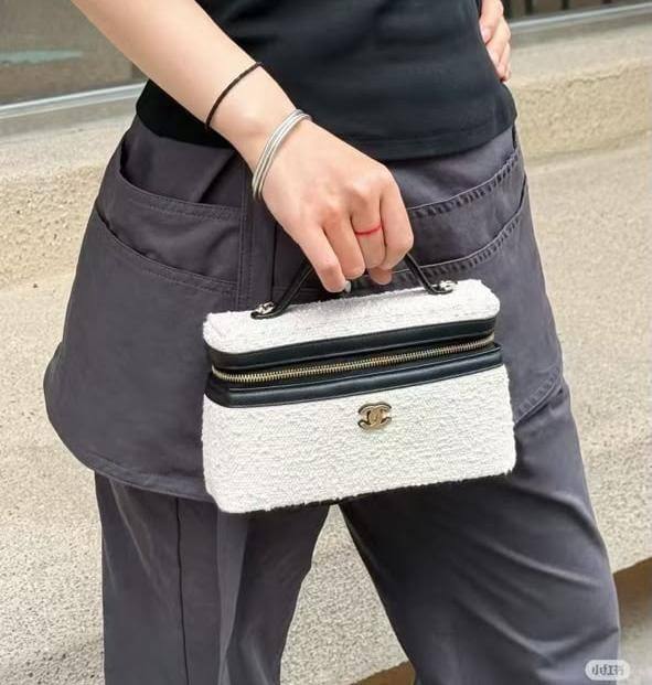 CHANEL
Coco Beach Slim Vanity Case
Master Quality
19cm
With Box
260 dhs🇦🇪🇦🇪
Zain95
♥️♥️♥️