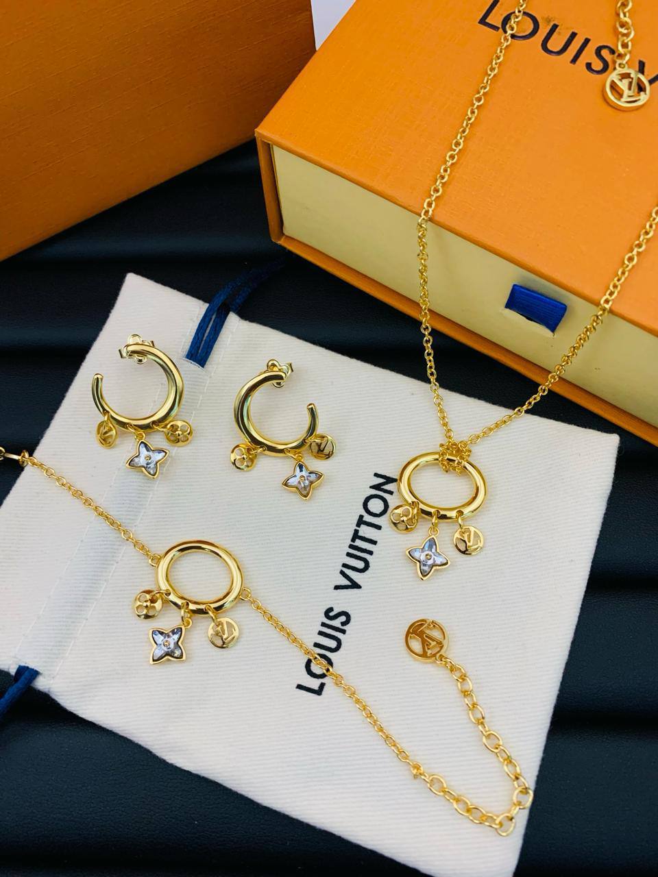LV Sets
_Necklace_
_Bracelet_
_Earrings_
115 dhs🪙🌨️
_Each_
*WITH BOX AND PAPER
🎁🎁🎁BAG*✨✅
Zain89
♥️♥️♥️