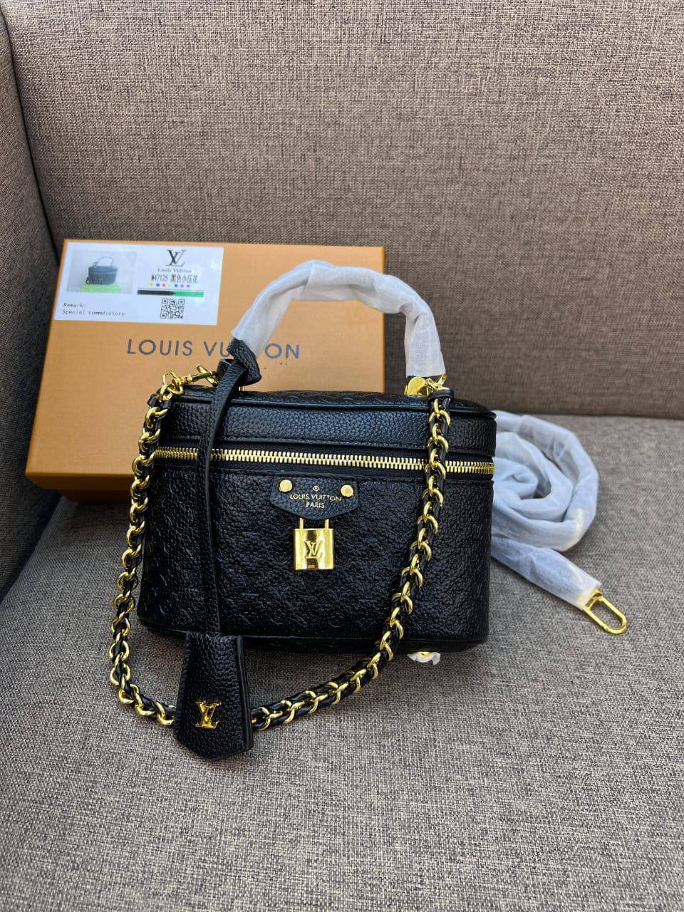 LV
95 dhs❣️
with box
🎁🎁🎁
size 19,
Zain26
♥️♥️♥️