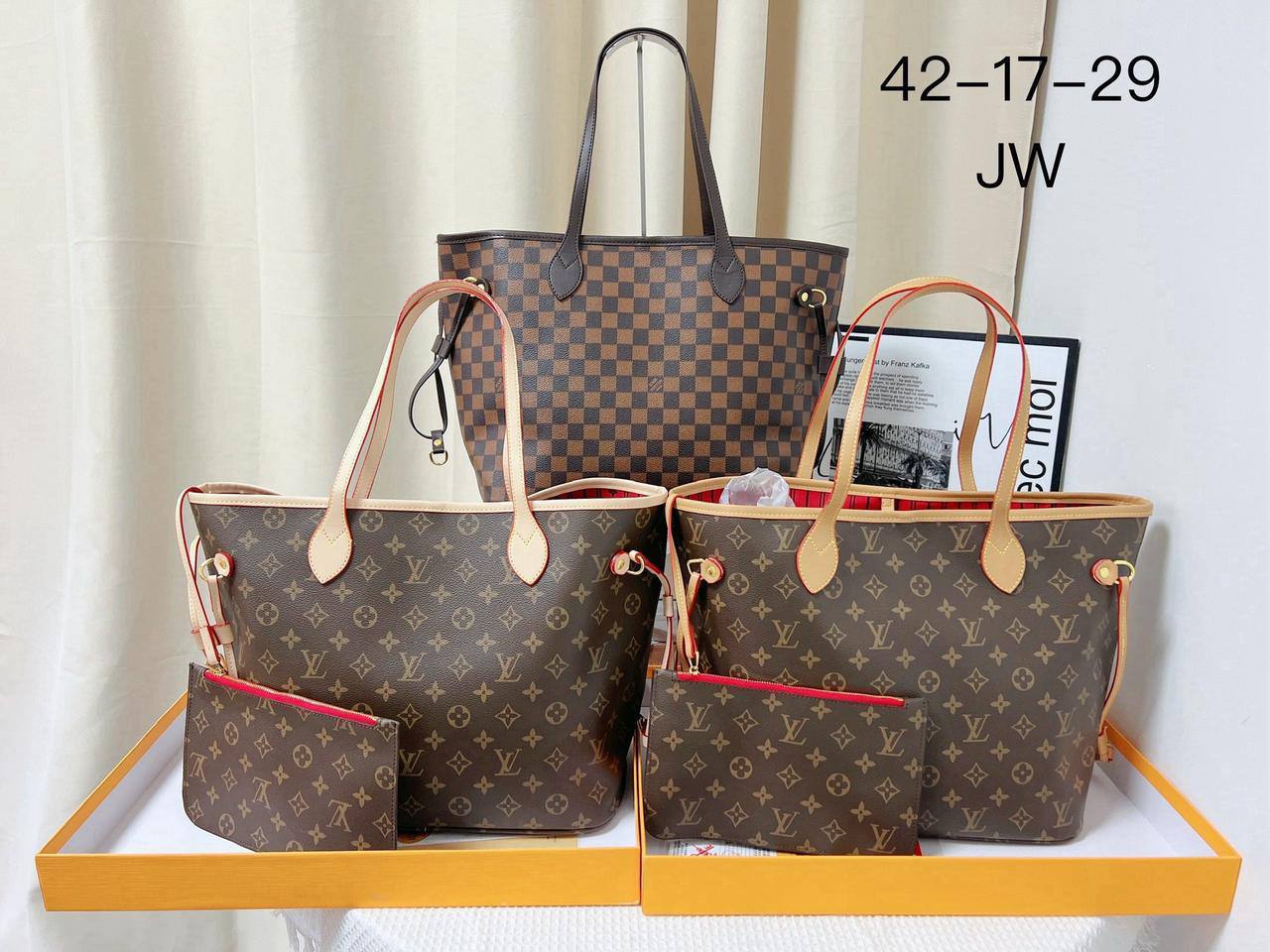LV
42 cm with box
105 dhs🇦🇪🇦🇪
Zain17
♥️♥️♥️