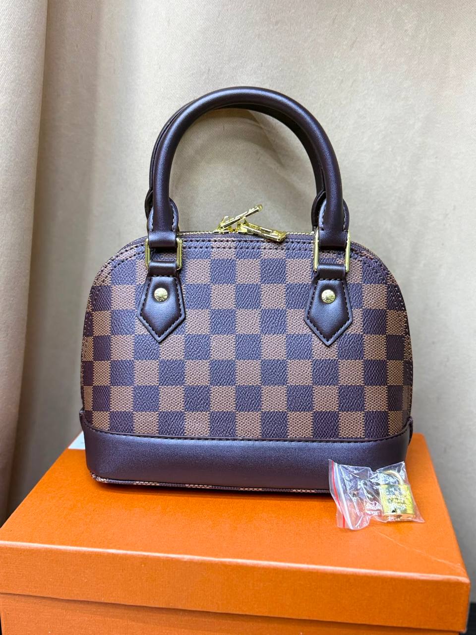 LV
Good quality
Size 20cm
110 dhs🇦🇪🇦🇪
With box 📦🔥
Zain70
♥️♥️♥️