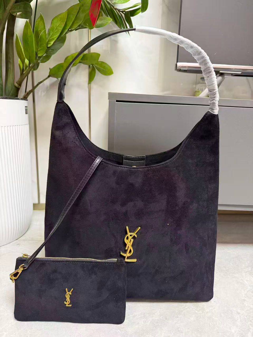 YSL
90 dhs🗽
size 35×11×38cm
Zain42
♥️♥️♥️