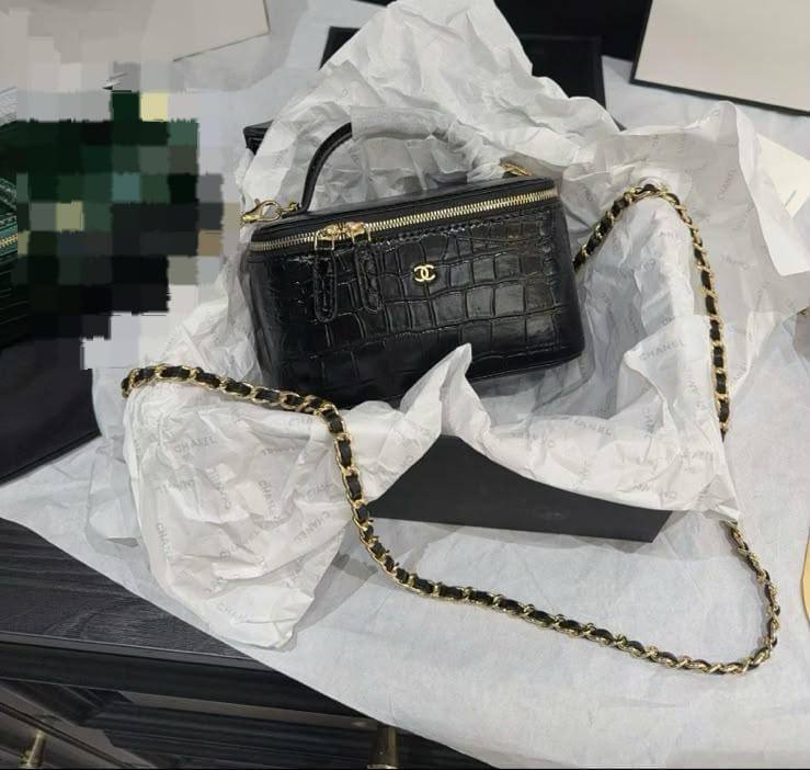 CHANEL
Calfskin Crocodile Vanity Case
Master quality
16 cm with double box
240 dhs🇦🇪🇦🇪
again available
Zain95
♥️♥️♥️