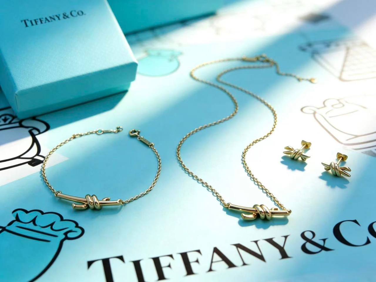 TIFFANY
MASTER ✨💫
SET
NECKLACE
BRACELET EARRINGS
110 DHS✅
WITH BOX AND PAPER BAG🎁🛍️
Zain89
♥️♥️♥️