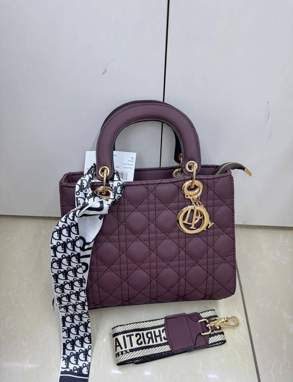 Dior
80 dhs🇦🇪🇦🇪
Zain50
♥️♥️♥️