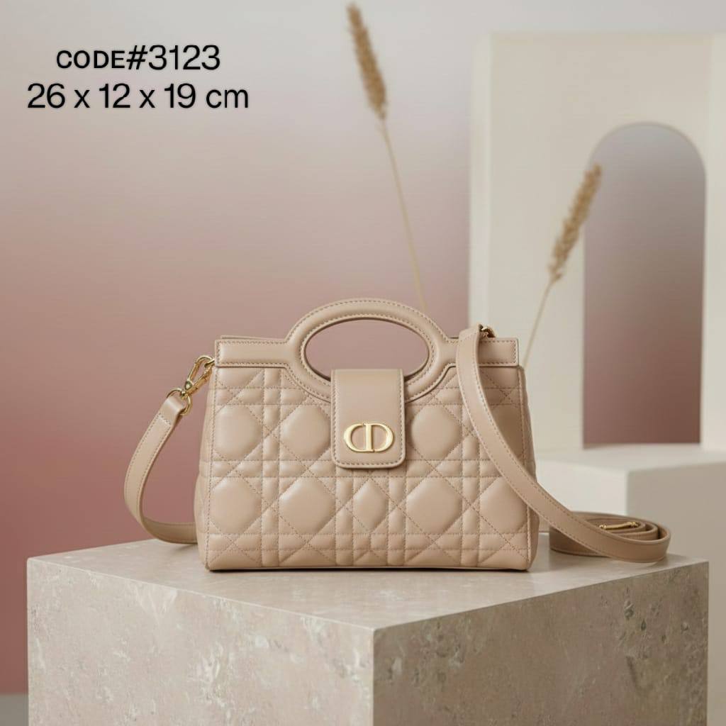 CHRISTIAN DIOR
ᴊᴏʟɪᴇ ᴛᴏᴘ ʜᴀɴᴅʟᴇ
ᴡɪᴛʜ ʟᴏɴɢ ʙᴇʟᴛ sᴛʀᴀᴘ
ɢᴏʟᴅ ʜᴀʀᴅᴡᴀʀᴇ
sɪᴢᴇ : 26 cm
75 dhs💓
Zain31
♥️♥️♥️