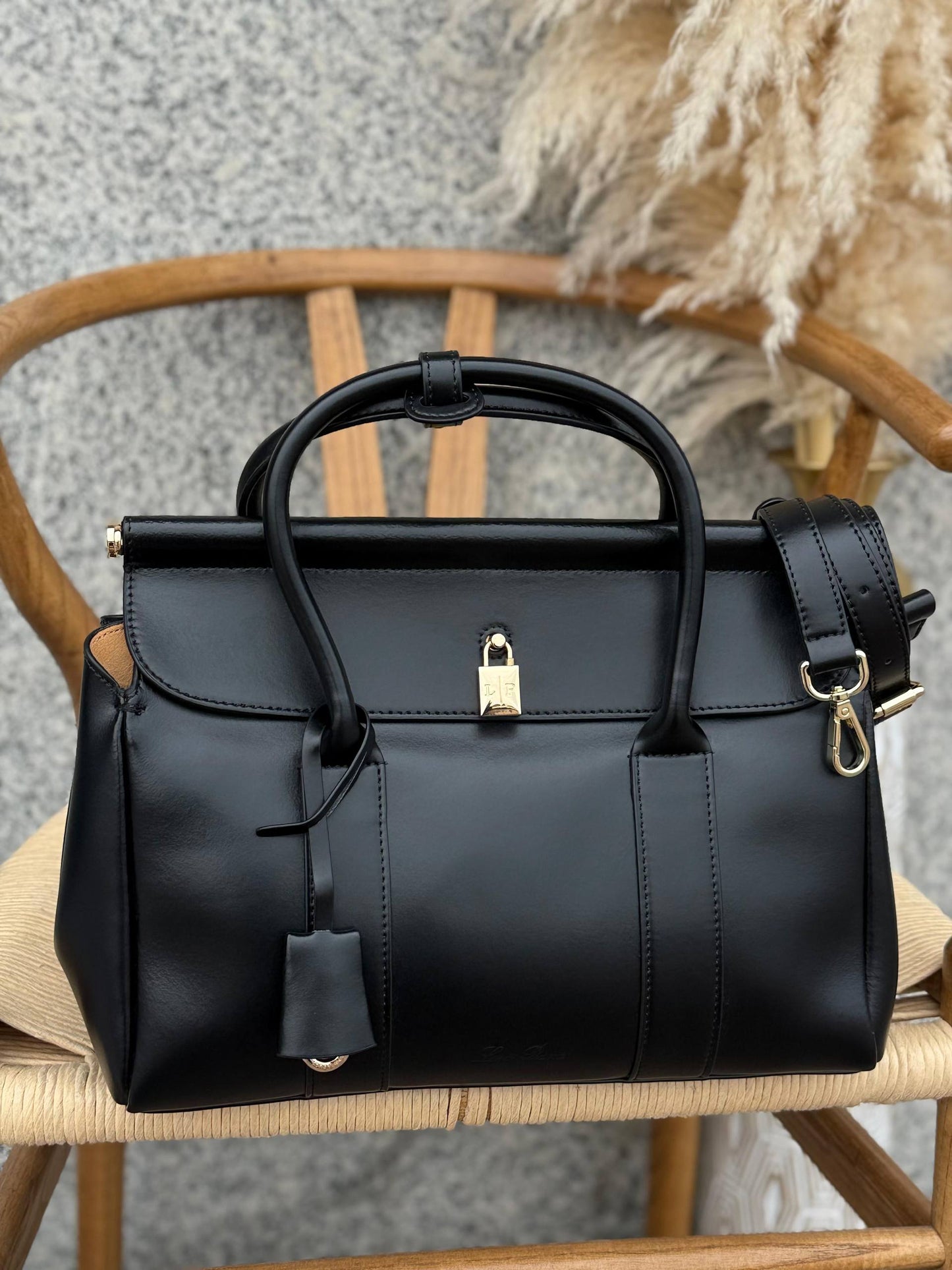 LORO PIANA
32cm
380 dhs🪙🌨️
Top quality
Zain167
♥️♥️♥️