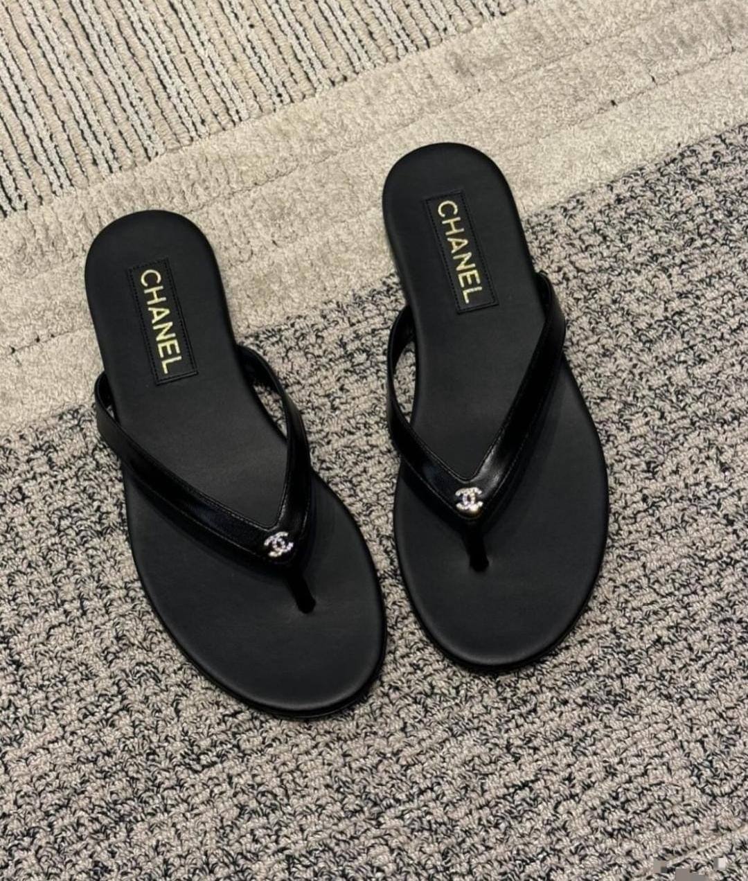 *CHANEL
☘️ *SIZE 36 to 41 ☘️
190 dhs🇦🇪🇦🇪
Zain224
♥️♥️♥️