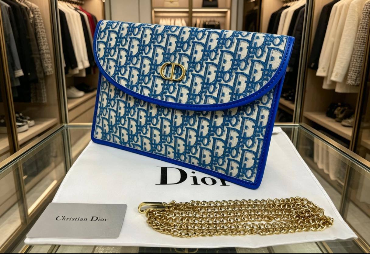 Dior
New❣️
75 dhs✅
with box🎁🎁🎁
Size:27.5*19
Zain07
♥️♥️♥️